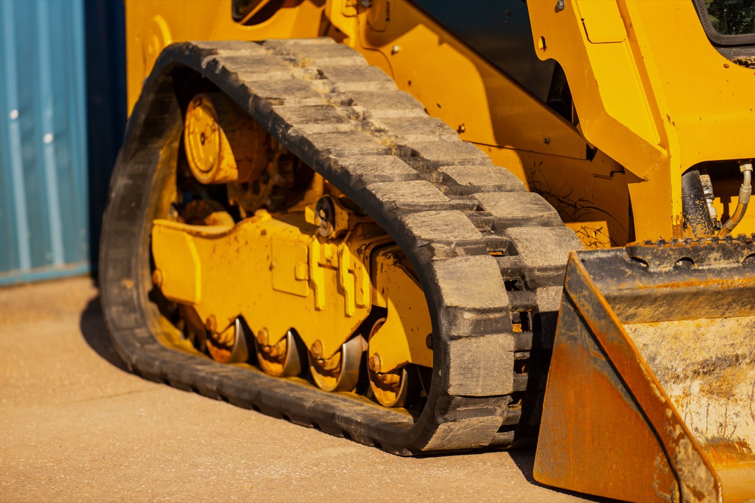 Kettenlaufwerk eines Laders im Einsatz