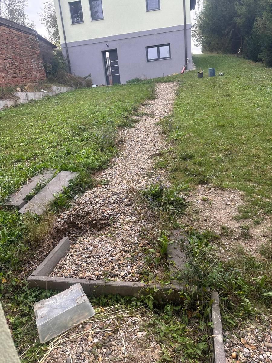 Gartentreppe – Vorher: ausgetretener Trampelpfad