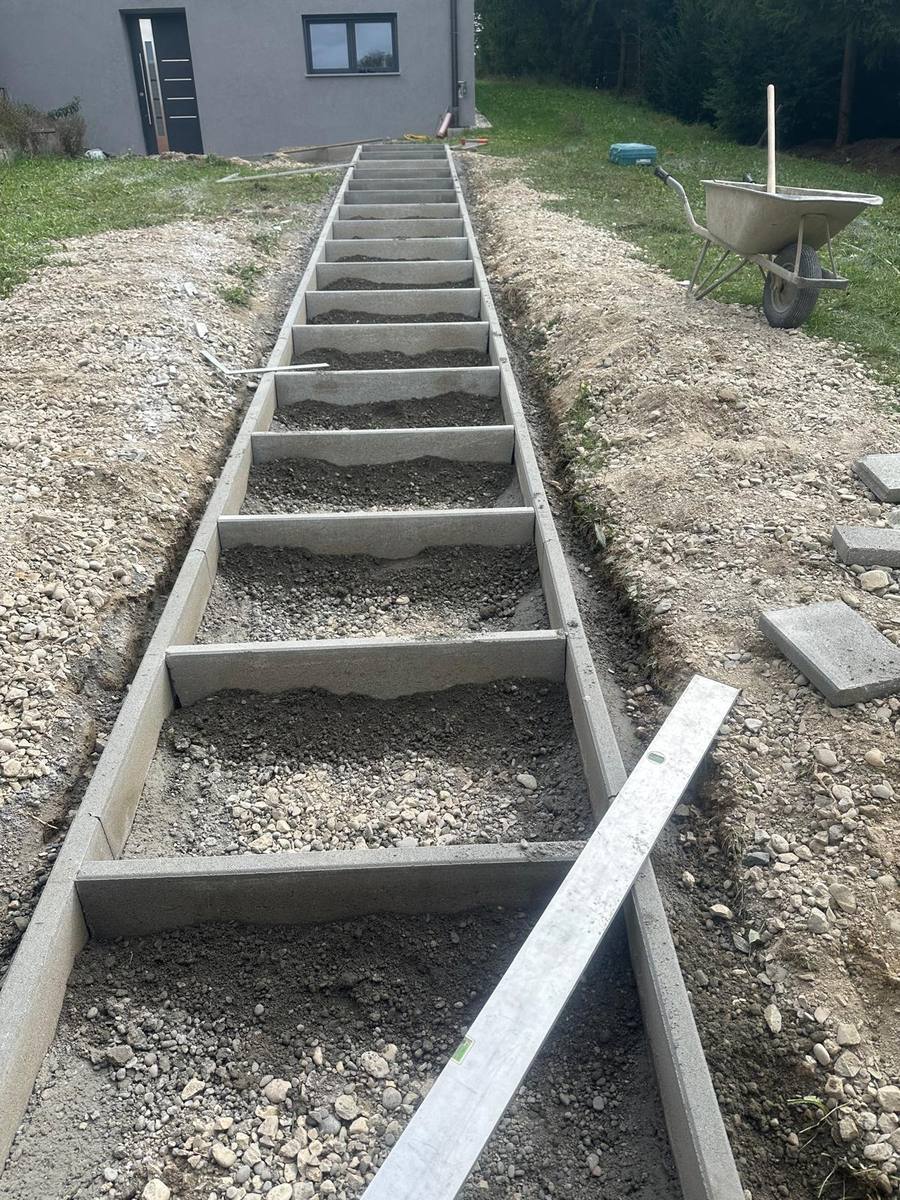 Gartentreppe – Graben ausgehoben, Randsteine gesetzt